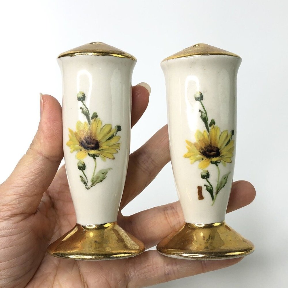 Vtg Holley Ross Gold Trim Daisy Salt & Pepper Shaker Cottage Floral sunflowers